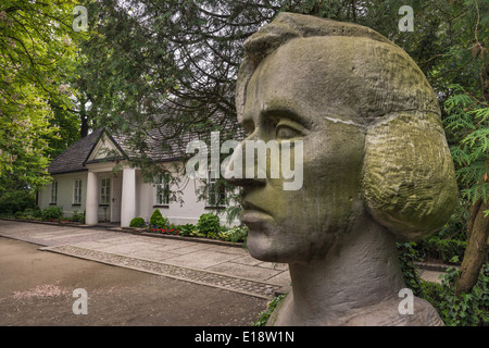 Frederic Chopin buste en grès par Stanislaw Sikora au musée Chopin à Zelazowa Wola, Mazovie, Pologne Banque D'Images