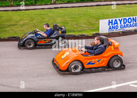 Go Karts driver ride at Paultons Park, Southampton, Angleterre, Royaume-Uni. Banque D'Images