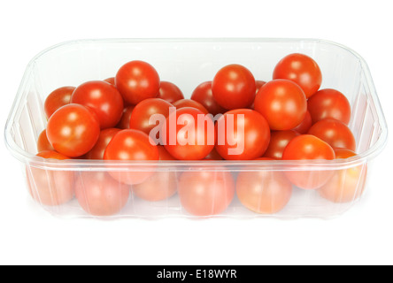 Tomates cerises dans un contenant en plastique sur fond blanc Banque D'Images