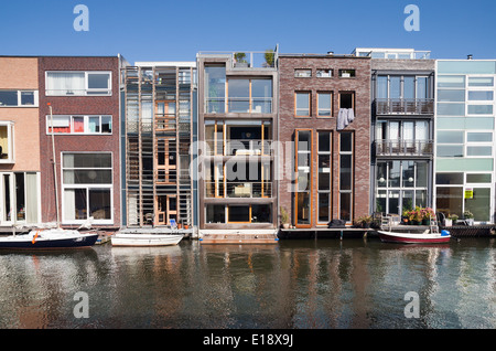 Rangée de maisons de canal auto construire dans l'île de Bornéo Amsterdam Banque D'Images