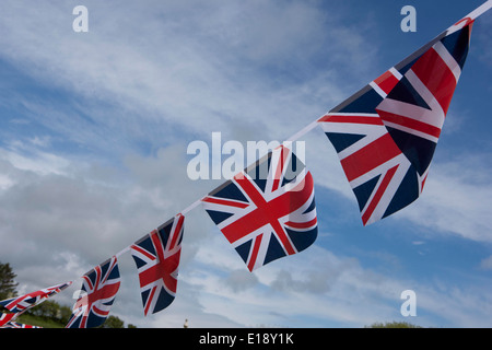 Union Jack noir battant sur une journée de printemps venteux Banque D'Images