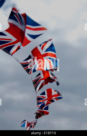 Union Jack noir battant sur une journée de printemps venteux Banque D'Images