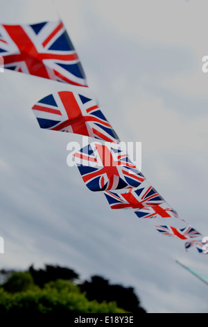 Union Jack noir battant sur une journée de printemps venteux Banque D'Images