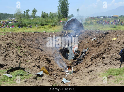 Srinagar, au Cachemire indien. 27 mai, 2014. Épave d'un avion de chasse MiG-21 qui s'est écrasé à Marhama Bijbehara village dans le district d'Anantnag, au sud de Srinagar, dans le Cachemire indien le 27 mai 2014. L'Indian Air Force (IAF) pilote a été tué lorsque son avion de chasse MiG-21 s'est écrasé à environ 10 kms de l'Awantipur air base, Crédit : Shafat Sidiq / Pacific Press/Alamy Live News Banque D'Images