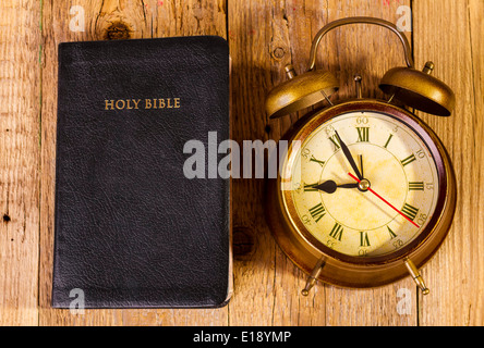 La Sainte Bible avec l'horloge sur le bois. Concept chrétien et spirituel. Banque D'Images