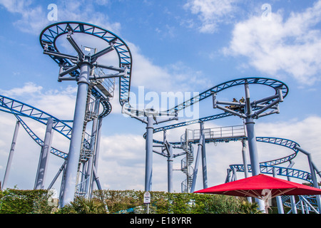 Cobra tour de caboteur de rouleau à Paultons Park, Southampton, Angleterre, Royaume-Uni. Banque D'Images