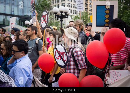Rassembler les militants à Union Square à New York pour protester contre la société Monsanto et les organismes génétiquement modifiés. Banque D'Images