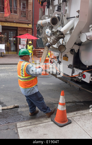 Réglage de l'homme le convoyeur d'une bétonnière montée à New York City Banque D'Images