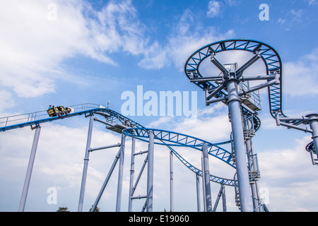 Cobra tour de caboteur de rouleau à Paultons Park, Southampton, Angleterre, Royaume-Uni. Banque D'Images