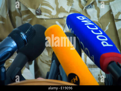 Luhansk, Ukraine. 27 mai, 2014. Microphones de télévision russe avant l'auto-proklomated République populaire de Luhansk gouverneur Valery Bolotov dans le bâtiment de l'administration régional Luhansk capturé par les séparatistes Crédit : Igor Golovnov/Alamy Live News Banque D'Images