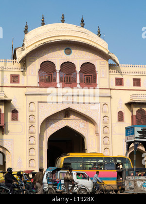 L'Inde, Rajasthan, Jaipur, Modikhana, Tripolia Bazaar, ville porte du palais Banque D'Images