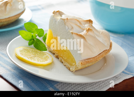 Une tranche de tarte au citron meringuée maison délicieux. Banque D'Images