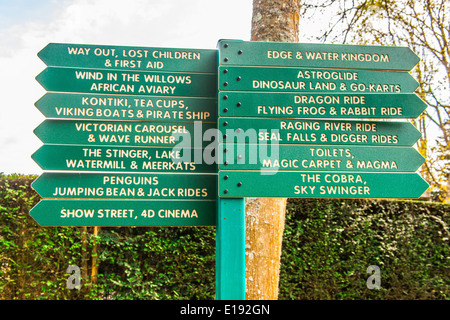 Sign post Paultons Park, Southampton, Angleterre, Royaume-Uni. Banque D'Images