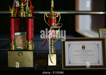 Chiang Mai, Thaïlande. 27 mai, 2014. La licence de l'Warorot Grand Palace Hotel de Chiang Mai, Thaïlande mardi matin .sur l'armée thaïlandaise ont attaqué le marché Warorot Grand Palais et confisqué plusieurs choses. Le marché Warorot hôtel est considéré comme une base pour les chemises rouges d'où de nombreux dirigeants pro-Thaksin a organisé des événements et activités. Son abrite aussi le Rak Chiang Mai 51 canaux radio qui est administré par les chemises rouges. Credit : Rohan/ZUMAPRESS.com/Alamy Radheya Live News Banque D'Images