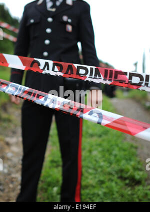 L'Italie, de Passeier. 27 mai, 2014. Un policier monte la garde à l'emplacement d'un supposé accident de voiture qui s'est passé au cours d'une présentation conjointe de l'Association allemande de football (DFB et son sponsor général Mercedes à St Leonhard, en Italie, de Passeier 27 mai 2014. L'Allemagne national soccer squad se prépare pour la prochaine Coupe du Monde de la FIFA 2014 au Brésil à un camp d'entraînement dans le Tyrol du Sud jusqu'au 30 mai 2014. Photo : Andreas Gebert/dpa/Alamy Live News Banque D'Images