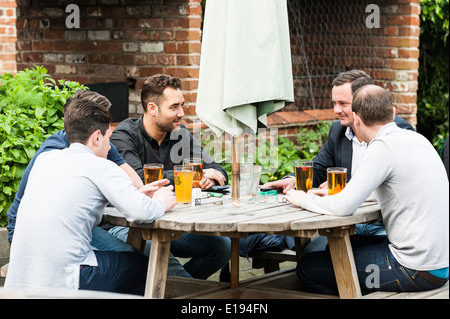 Les clients bénéficiant d'eux-mêmes à l'Hoop Beer Festival. Banque D'Images