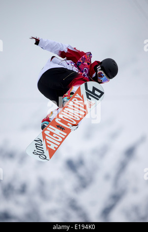 Derek Livingston (CAN) qui se font concurrence sur Men's snowboard halfpipe aux Jeux Olympiques d'hiver de Sotchi en 2014, Banque D'Images