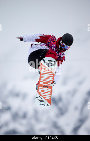 Derek Livingston (CAN) qui se font concurrence sur Men's snowboard halfpipe aux Jeux Olympiques d'hiver de Sotchi en 2014, Banque D'Images