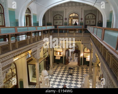 N9697 L'Inde, Rajasthan, Jaipur, Albert Hall Museum, vue vers le bas sur la pièce égyptienne de la galerie balcon Banque D'Images