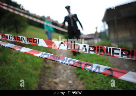 Un policier monte la garde à l'emplacement d'un supposé accident de voiture qui s'est passé au cours d'une présentation conjointe de l'Association allemande de football (DFB et son sponsor général Mercedes à St Leonhard, en Italie, de Passeier 27 mai 2014. L'Allemagne national soccer squad se prépare pour la prochaine Coupe du Monde de la FIFA 2014 au Brésil à un camp d'entraînement dans le Tyrol du Sud jusqu'au 30 mai 2014. Photo : Andreas Gebert/dpa Banque D'Images