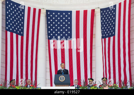 Arlington, Virginia. 26 mai, 2014. Le président des États-Unis Barack Obama prononce une allocution lors d'un événement Memorial Day au cimetière national d'Arlington, le 26 mai 2014 à Arlington, en Virginie. Le président Obama est retourné à Washington lundi matin après une visite surprise en Afghanistan pour visiter les troupes américaines à l'aérodrome de Bagram. Credit : Drew Angerer/Piscine via CNP/dpa/Alamy Live News Banque D'Images
