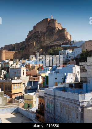 L'Inde, Rajasthan, Jodhpur, Fort Mehrangarh et Chamunda Devi Temple du Stampede de 2008 maisons peintes en bleu ci-dessus en cas de catastrophe Banque D'Images