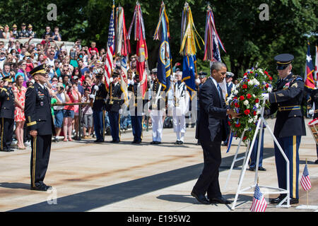 Arlington, Virginia. 26 mai, 2014. Le président des États-Unis Barack Obama dépose une gerbe sur la Tombe du Soldat inconnu au cimetière national d'Arlington, le 26 mai 2014 à Arlington, en Virginie. Le président Obama est retourné à Washington lundi matin après une visite surprise en Afghanistan pour visiter les troupes américaines à l'aérodrome de Bagram. Credit : Drew Angerer/Piscine via CNP/dpa/Alamy Live News Banque D'Images