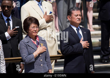 Secrétaire des Affaires des anciens combattants Eric Shinseki (R) et son épouse Patricia Shinseki (L) regardez sur pendant que le président des États-Unis, Barack Obama, assiste à une cérémonie de dépôt de gerbes sur la Tombe du Soldat inconnu au cimetière national d'Arlington, le 26 mai 2014 à Arlington, en Virginie. Le président Obama est retourné à Washington lundi matin après une visite surprise en Afghanistan pour visiter les troupes américaines à l'aérodrome de Bagram. Credit : Drew Angerer / Piscine via CNP Banque D'Images