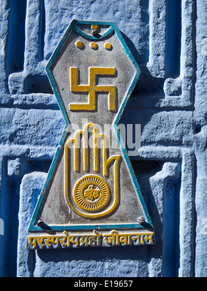 L'Inde, Rajasthan, Jodhpur, swastika et main ouverte des symboles au porte de maison urbaine peint bleu Banque D'Images