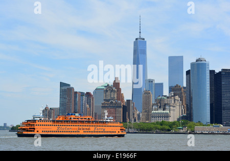 Ferry de Staten Island et Manhattan skyline à Battery Park. Banque D'Images