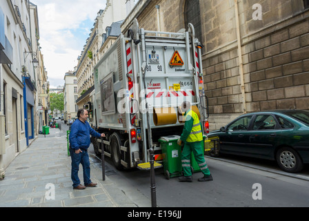 Paris, France, quartier du Marais, scène de rue, recyclage de verre camion poubelle français, ramasser Wheely bin sur le trottoir Banque D'Images