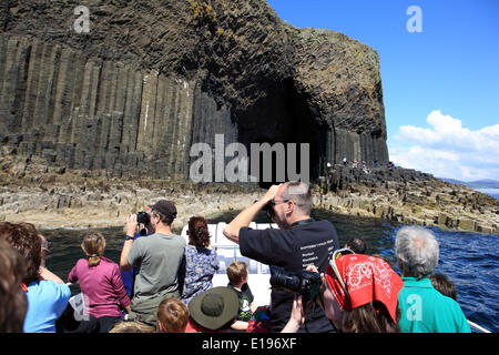 Hébrides intérieures, Ecosse, Royaume-Uni. 27 mai 2014. Les touristes appréciant un voyage en bateau dans le glorieux soleil du printemps à la Grotte de Fingal sur Staffa. Credit : PictureScotland/Alamy Live News Banque D'Images