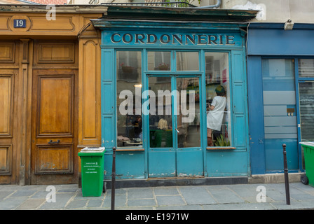 Paris, France, quartier du Marais, scène de rue historique, façade de la vieille Cordonnerie, Bar à snacks tendance, boutique d'époque, vitrine 1950s Banque D'Images