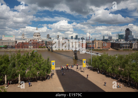 Vue de la ville de Londres et le Millennium Bridge Banque D'Images