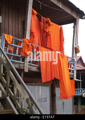 Robes de moines ayant pour sécher au Cambodge Wat Hanchey Banque D'Images