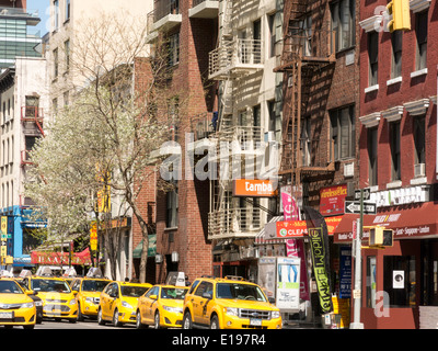 Les taxis sur Lexington Avenue ,Shop fronts, les entreprises indiennes, Murray Hill, NEW YORK Banque D'Images