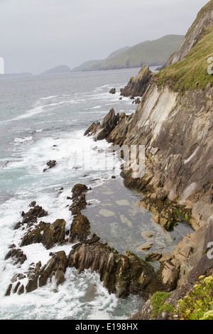 Des falaises rocheuses à Slea Head Péninsule de Dingle, Irlande Banque D'Images