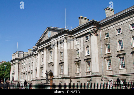 Entrée principale de Trinity College avec des statues d'Edmund Burke et Oliver Goldsmith Dublin, Irlande Banque D'Images