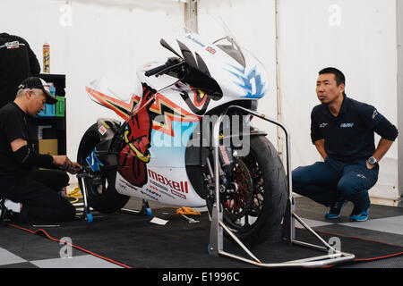 Douglas, île de Man). 27 mai 2014. Les ingénieurs de l'équipe de travail sur le Mugen Shinden San batterie moto John McGuinness qui va rouler dans le 2014 TT cas zéro. La course se déroulera sur un seul tour de l'île de 37,733 miles et bien sûr pour les vélos est fourni sans l'utilisation de combustibles fossiles et qui ont zéro émissions nocives. Credit : Daisy Corlett/Alamy Live News Banque D'Images