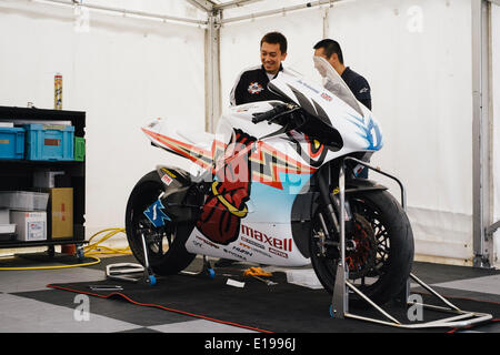 Douglas, île de Man). 27 mai 2014. Les ingénieurs de l'équipe de travail sur le Mugen Shinden San batterie moto John McGuinness qui va rouler dans le 2014 TT cas zéro. La course se déroulera sur un seul tour de l'île de 37,733 miles et bien sûr pour les vélos est fourni sans l'utilisation de combustibles fossiles et qui ont zéro émissions nocives. Credit : Daisy Corlett/Alamy Live News Banque D'Images