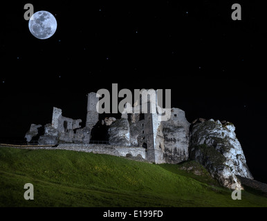 Pleine lune au-dessus de ruines du château d'Ogrodzieniec,, en Pologne. Banque D'Images