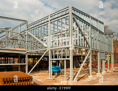 Bâtiment à ossature d'acier à un chantier prêt pour l'habillage de colonnes. Un nouveau complexe de bureaux commerciaux. Banque D'Images