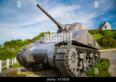 Char Sherman de l'Armée américaine sur l'affichage le long de la côte normande à Arromanches-les-Bains, France Banque D'Images