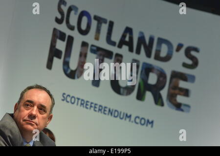 Rutherglen, South Lanarkshire, Écosse, Royaume-Uni. 27 mai 2014. Le premier ministre Alex Salmond et le Cabinet écossais se sont réunis au Fernhill Community Centre et ont tenu une réunion où des membres du public ont posé des questions le mardi 27 mai 2014 à Rutherglen, dans le Lanarkshire du Sud. La réunion a été l'une des séries qui ont eu lieu après la publication de l'avenir du pays et avant le référendum sur l'indépendance du 18 septembre. © David Gordon/Alamy Live News Banque D'Images