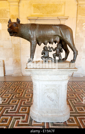 La louve du Capitole, statue en bronze de la elle le loup et Romulus et Remus, le Musée du Capitole, Rome Italie Europe Banque D'Images
