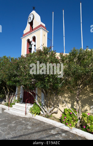 Village de Fiskardo, Céphalonie. L'entrée aux couleurs vives et clocher de l'église de la Panagia Platytera. Banque D'Images