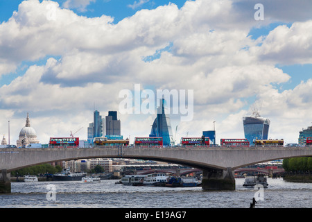 Les bus rouges crossing Waterloo Bridge. Banque D'Images
