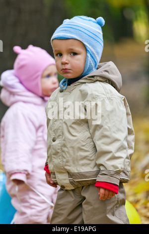 Little Boy looking at camera avec visage triste Banque D'Images