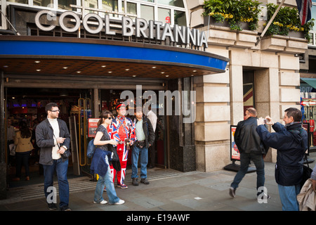 Les touristes photographiés avec la porte à l'homme Cool Britannia dans Piccadilly Londres. Banque D'Images
