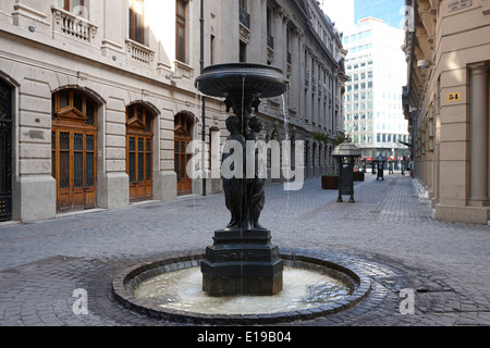 Fontaine dans la calle Nueva York à côté de la bourse de Santiago du Chili Banque D'Images